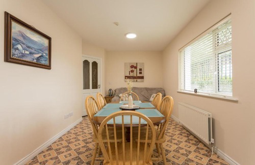 Roscoe House | Eco-Friendly Retreat at Silver Sea with Hot Tub & Kitchen