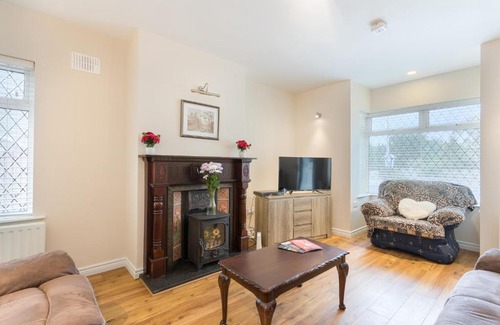 Roscoe House | Eco-Friendly Retreat at Silver Sea with Hot Tub & Kitchen