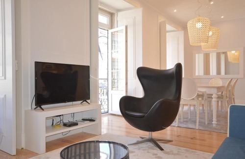 Santa Maria Maior Apartment | Experience Silver Side River: Family-Friendly & Accessible