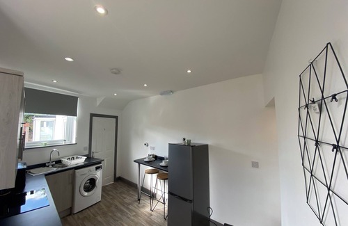 Church Gresley House | Discover Silver Stag Properties: Ensuite Bedrooms & Kitchen
