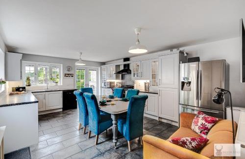 Markfield Villa | Spacious Silver Stag Properties: Ideal for Families & Pets