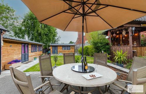 Markfield Villa | Spacious Silver Stag Properties: Ideal for Families & Pets