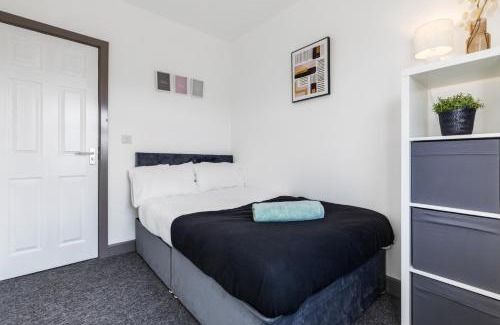 Church Gresley House | Silver Stag Properties: Ideal 5 Bedroom Retreat for Families