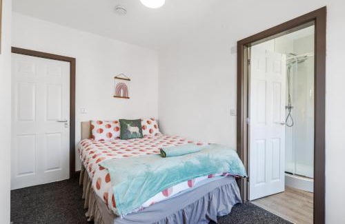 Church Gresley House | Silver Stag Properties: Ideal 5 Bedroom Retreat for Families