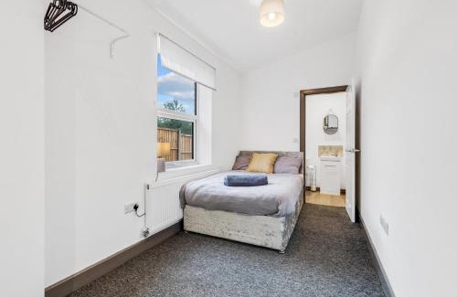 Church Gresley House | Silver Stag Properties: Ideal 5 Bedroom Retreat for Families