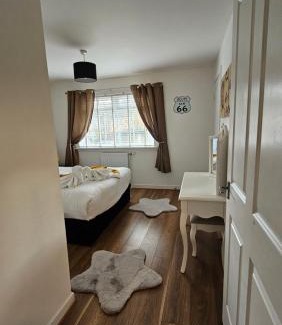 Glasgow House | Family-Friendly Silverburn House with Free Parking & Garden