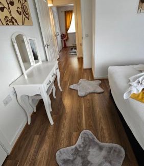 Glasgow House | Family-Friendly Silverburn House with Free Parking & Garden