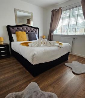 Glasgow House | Family-Friendly Silverburn House with Free Parking & Garden