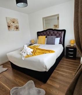 Glasgow House | Family-Friendly Silverburn House with Free Parking & Garden