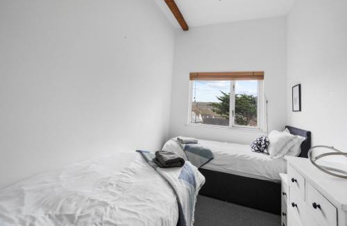 Porthtowan Apartment | Stylish Silvercroft Cottage - Coastal Retreat Near the Beach