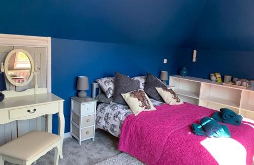 Helford Passage House | Tranquil Silverspring Farm En Suite with Pool & Kitchen