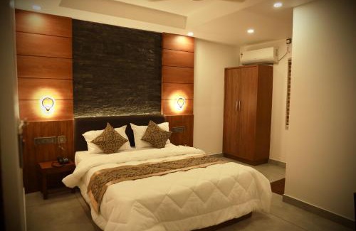 Alwaye Hotel | Family-Friendly Stay at Silverstone Inn - 8/10 Guest Rated