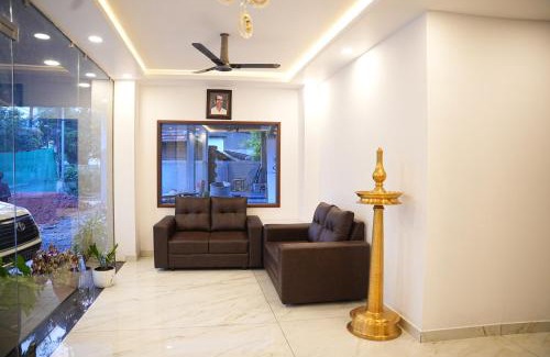 Alwaye Hotel | Family-Friendly Stay at Silverstone Inn - 8/10 Guest Rated