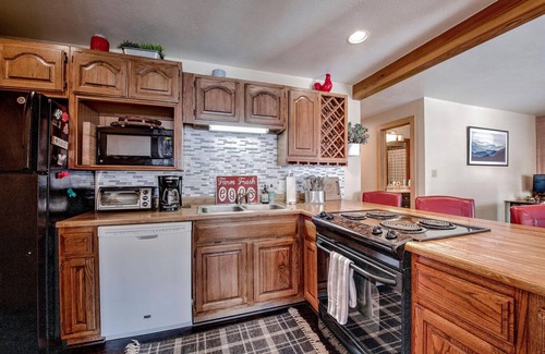 Wildernest Condo | Silverthorne Condo with Mountain Views, Pool & Spa Access