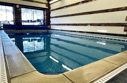 Frome House | Silverwood Coach House: Family-Friendly with Indoor Pool Access