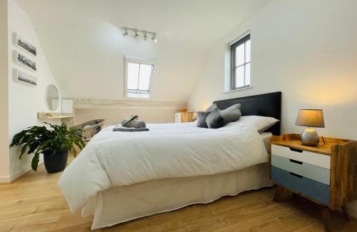 Frome House | Silverwood Coach House: Family-Friendly with Indoor Pool Access