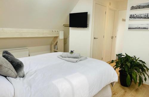 Frome House | Silverwood Coach House: Family-Friendly with Indoor Pool Access
