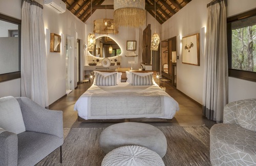 Thorny Bush Game Reserve Cabin | Unforgettable Stay at Simbavati Waterside: 4-Star Retreat