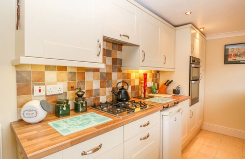 Llanfaethlu House | Experience SIMDDA WEN COTTAGE: Pet-Friendly Retreat with Fire