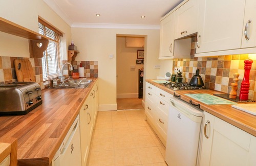 Llanfaethlu House | Experience SIMDDA WEN COTTAGE: Pet-Friendly Retreat with Fire
