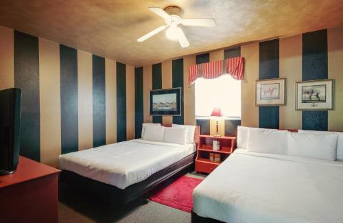 Wamego Hotel | Cozy Stay at Simmer Motel with Breakfast & Pet-Friendly Options