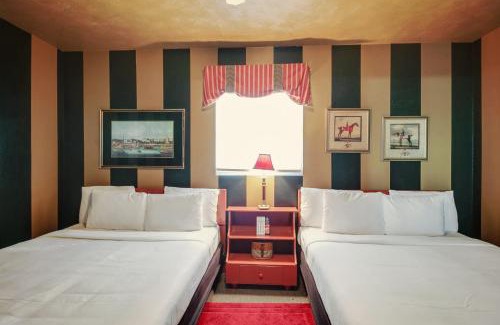 Wamego Hotel | Cozy Stay at Simmer Motel with Breakfast & Pet-Friendly Options