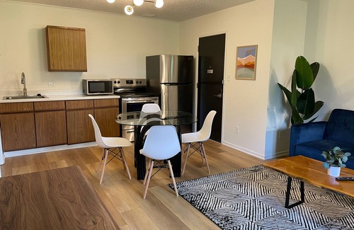 Wamego Hotel | Relax at Simmer Motel: Family-Friendly with Spa & Breakfast