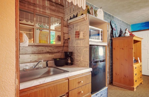 Wamego Hotel | Relax at Simmer Motel: Family-Friendly with Spa & Breakfast