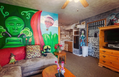 Wamego Hotel | Relax at Simmer Motel: Family-Friendly with Spa & Breakfast