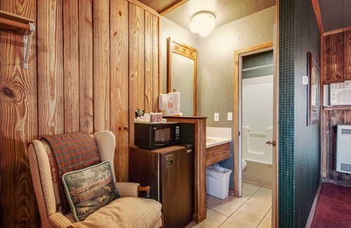 Wamego Hotel | Relax at Simmer Motel: Family-Friendly with Spa & Breakfast