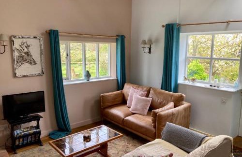 Saxmundham House | Experience Pet-Friendly Comfort at Simpers Drift Hotel