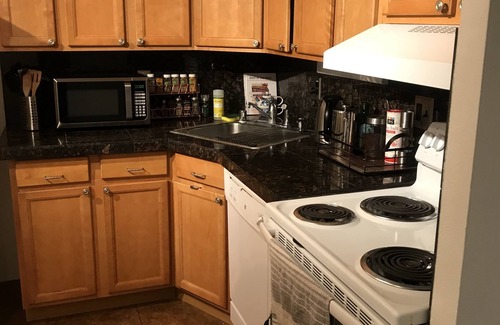 Denver Condo | Cozy 1 BR Retreat in SE Cherry Creek - Monthly Rentals