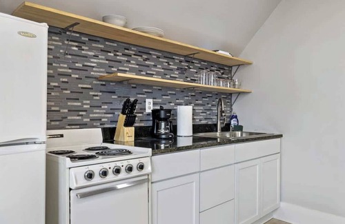 Pittsburgh Apartment | Cozy 1BR Retreat in Highland Park with Breakfast Included