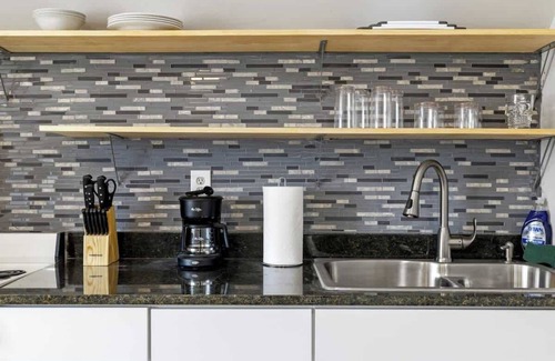 Pittsburgh Apartment | Cozy 1BR Retreat in Highland Park with Breakfast Included