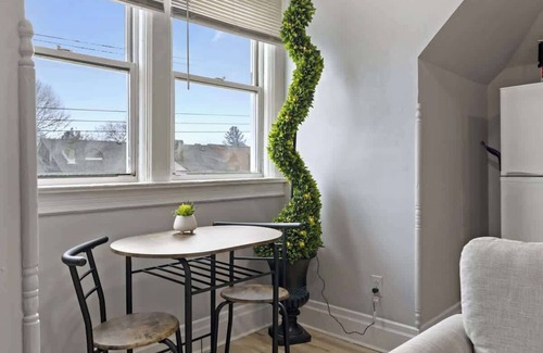 Pittsburgh Apartment | Cozy 1BR Retreat in Highland Park with Breakfast Included
