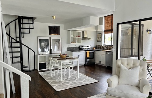 Palm River Estates Apartment | Guest Rated 10/10: Cozy Apartment with Spa & Breakfast