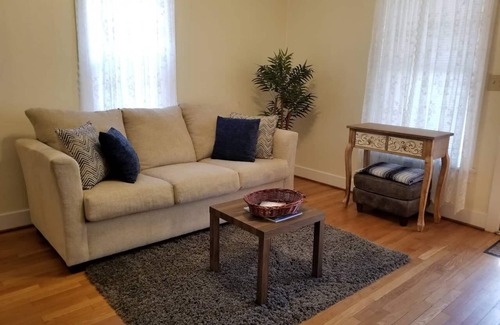 Manhattan House | Inviting Private Downtown Cottage with Ocean View & Breakfast