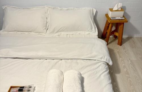 Gushan District House | Cozy Dog-Friendly Retreat with Family Kitchen Amenities