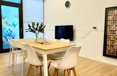 Gushan District House | Cozy Dog-Friendly Retreat with Family Kitchen Amenities
