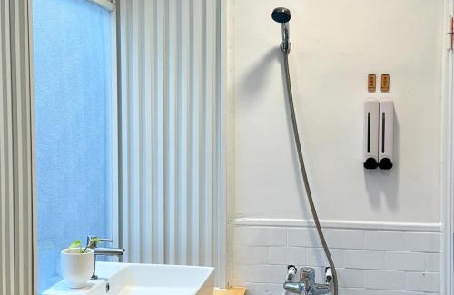 Gushan District House | Cozy Dog-Friendly Retreat with Family Kitchen Amenities