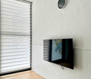 Gushan District House | Cozy Dog-Friendly Retreat with Family Kitchen Amenities