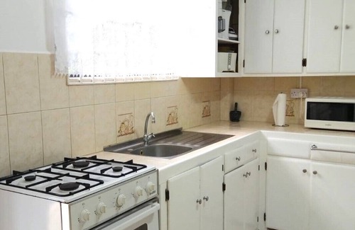 St. George's Apartment | Experience Local Living with Breakfast and Kitchen Access