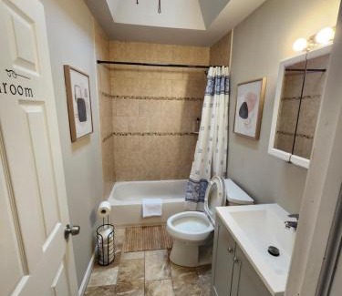 Upper Darby Apartment | Stylish 3-Bedroom Retreat for Families - Perfect Getaway!