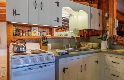 Hall Quarry Cottage | Perfect Retreat - Quaint Cottage on the Water's Edge