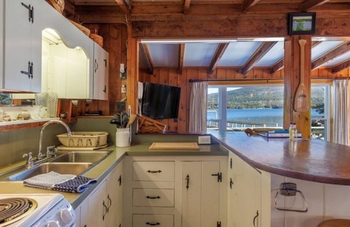 Hall Quarry Cottage | Perfect Retreat - Quaint Cottage on the Water's Edge
