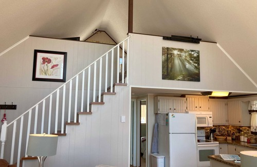 The Woods Cabin | Idyllic Retreat at Woods Golf Resort: Pet-Friendly Getaway