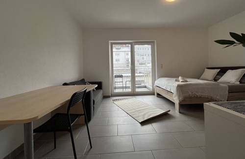 Innenstadt-West Apartment | Timeless Simplex Apartments am Euro: Pet-Friendly Comfort