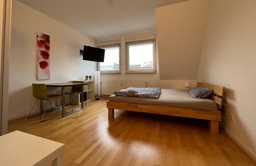 Karlsruhe City Centre Apartment | Cozy Simplex Apartments at Ludwigsplatz with Great Amenities