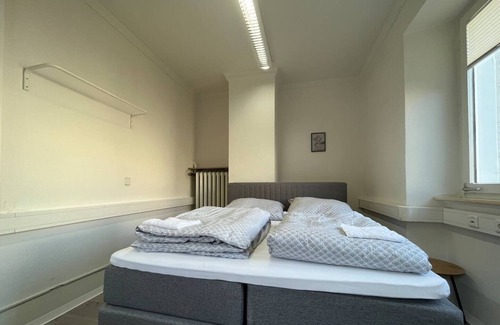 Karlsruhe City Centre Apartment | Comfortable Simplex Apartments near Ettlinger Tor with Kitchen
