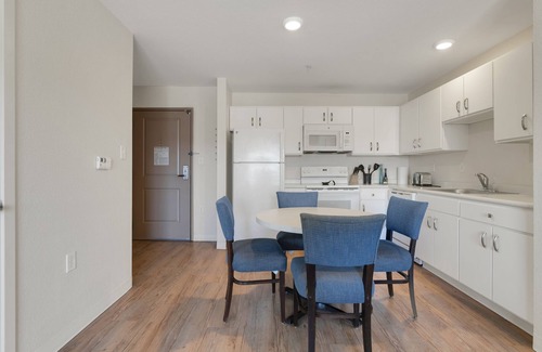 Far North Central Apartment | Simplicity At the Rim 1408 I Comfy 2 Bed 2 Bath